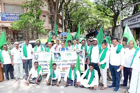 ದಾವಣಗೆರೆಯಲ್ಲಿ ಗುರುವಾರ ವಿದ್ಯುತ್ ಖಾಸಗೀಕರಣ ವಿರೋಧಿಸಿ ಕರ್ನಾಟಕ ರಾಜ್ಯ ರೈತ ಸಂಘಗಳ ಒಕ್ಕೂಟದಿಂದ ಪ್ರತಿಭಟನೆ ನಡೆಯಿತು. ಬಲ್ಲೂರು ರವಿಕುಮಾರ್, ತೇಜಸ್ವಿ ಪಟೇಲ್, ಬಸವರಾಜ ರಾಂಪುರ, ಜಯನಾಯ್ಕ, ರಾಜಯೋಗಿ, ತಿರುಮಲೇಶ್, ಅಶೋಕ, ದಶರಥ, ಅಂಜಿನಪ್ಪ ಪೂಜಾರ್, ಮಂಜುನಾಥ ಕೋಗಳಿ, ಆರ್.ಎಚ್. ಪ್ರತಾಪ್, ಪರಶುರಾಮರೆಡ್ಡಿ ಇದ್ದರು.