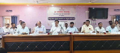 ಶಿರಹಟ್ಟಿ ತಾಲೂಕು ಸಾಮರ್ಥ್ಯ ಸೌಧದ ಸಭಾಂಗಣದಲ್ಲಿ ಶಿರಹಟ್ಟಿ ಹಾಗೂ ಲಕ್ಷ್ಮೇಶ್ವರ ತಾಲೂಕುಗಳ ಬರ ಪರಿಸ್ಥಿತಿ ಸಭೆಯಲ್ಲಿ ಸಚಿವ ಬಸವರಾಜ ರಾಯರಡ್ಡಿ ಮಾತನಾಡಿದರು. 