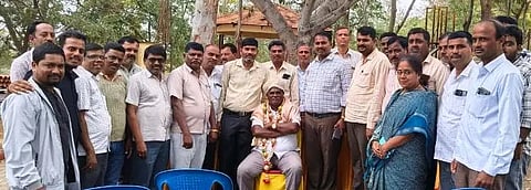 ಚಾಮರಾಜನಗರ ತಾಲೂಕಿನ ಮಂಗಲ ಬಳಿಯ ಶಂಕರೇಶ್ವರ ಬೆಟ್ಟದಲ್ಲಿ ಚಾಮರಾಜನಗರ ಮತ್ತು ಯಳಂದೂರು ತಾಲೂಕು ಪಿಎಸಿಸಿ ನೌಕರರ ಕ್ಷೇಮಾಭಿವೃದ್ಧಿ ಸಂಘ ಆಯೋಜಿಸಿದ್ದ ಕಾರ್ಯಕ್ರಮದಲ್ಲಿ ಎಂಡಿಸಿಸಿ ಬ್ಯಾಂಕ್ ನೂತನ ಉಪಾಧ್ಯಕ್ಷ ವೈ.ಎಂ.ಜಯರಾಮ್ ಅವರನ್ನು ಸನ್ಮಾಸಲಾಯಿತು. ಕೆಂಪನಪುರ ಮಹದೇವಪ್ಪ, ಮಹದೇವಯ್ಯ, ಜಯಶಂಕರ್,ಮಹೇಶ್, ಸತೀಶ್ ಜೋಷಿ ಇದ್ದರು.