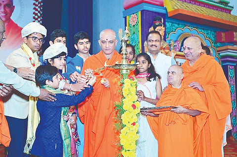 ನಾಗಮಂಗಲ ತಾಲೂಕಿನ ಆದಿಚುಂಚನಗಿರಿ ಶ್ರೀಕ್ಷೇತ್ರದ ಬಿಜಿಎಸ್ ಸಭಾಭವನದಲ್ಲಿ ಶುಕ್ರವಾರ ಆಯೋಜಿಸಿದ್ದ ರಾಜ್ಯಮಟ್ಟದ ಮಕ್ಕಳ ಕನ್ನಡ ಸಾಹಿತ್ಯ ಸಮ್ಮೇಳನವನ್ನು ಮಠದ ಪೀಠಾಧ್ಯಕ್ಷ ಡಾ.ನಿರ್ಮಲಾನಂದನಾಥ ಸ್ವಾಮೀಜಿ ಜತೆಗೂಡಿ ಅನುಷಾ ಕರಿಬಸಯ್ಯ ಹಿರೇಮಠ ಉದ್ಘಾಟಿಸಿದರು.