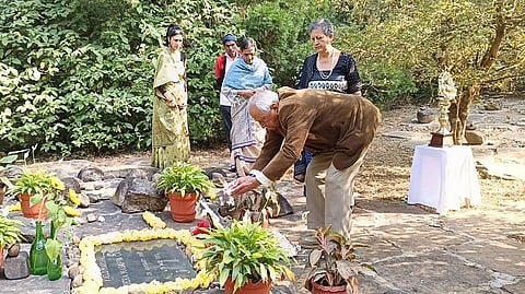 ರೋಶನಾರದಲ್ಲಿ ಕಾರ್ಯಪ್ಪ ಅವರ ಸಮಾಧಿ ಸ್ಥಳದಲ್ಲಿ ಕಾರ್ಯಪ್ಪ ಅವರ ಪುತ್ರ ನಿವೃತ್ತ ಏರ್ ಮಾರ್ಷಲ್ ನಂದಾಕಾರ್ಯಪ್ಪ ಅವರು ಪುಪ್ಪನಮನ ಸಲ್ಲಿಸಿದರು. ನಳಿನಿ ಕಾರ್ಯಪ್ಪ, ಕೆ.ಎಸ್.ಸುಮಿತ್ರಾ ಇತರರಿದ್ದರು.