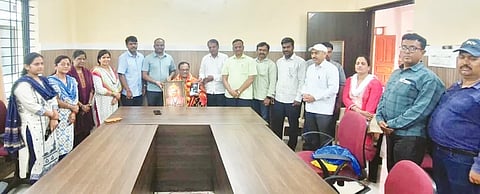 govt job ಧಾರವಾಡದ ಅಲ್ಪಸಂಖ್ಯಾತರ ಇಲಾಖೆಯ ವಿಸ್ತರಣಾಧಿಕಾರಿಯಾಗಿ ನಿವೃತ್ತರಾದ ಸುಬೇದಾರ್​ ಮೇಜರ್​ ಚಂದ್ರಶೇಖರ್​ ವಿ. ಬೆಳಗಲಿ ಅವರನ್ನು ಸನ್ಮಾನಿಸಲಾಯಿತು. ಡಾ. ಎಚ್​.ವಿ. ಬೆಳಗಲಿ, ಡಾ. ಸಂಜಯ ಪೀರಾಪುರ, ಜಿ.ಎನ್​. ಗಡದಿನ್ನಿ, ರಮೇಶ ಮಾವಿನಕೊಪ್ಪ ಇತರರು ಇದ್ದರು.
