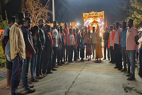 ಸೀಗೆಹೊಸೂರು ಗ್ರಾಮದ ದೊಡ್ಡಮ್ಮತಾಯಿ, ತಮ್ಮಚ್ಚ ಹಾಗೂ ಗುಳಿಗ ದೇವತಾ ಸಮಿತಿ ವತಿಯಿಂದ ದೊಡ್ಡಮ್ಮ ತಾಯಿ ವಾರ್ಷಿಕ ಪೂಜೋತ್ಸವ ಕಾರ್ಯಕ್ರಮ ಶ್ರದ್ಧಾಭಕ್ತಿಯಿಂದ ನಡೆಯಿತು. ದೇವಸ್ಥಾನ ಸಮಿತಿ ಅಧ್ಯಕ್ಷ ಡಿ.ಎಲ್. ಧನಂಜಯ, ಪ್ರಮುಖರಾದ ಪ್ರಕಾಶ್, ಅನಂತ, ಸಮಿತಿ ಸದಸ್ಯರು, ಪದಾಧಿಕಾರಿಗಳು ಮತ್ತಿತರರು ಇದ್ದರು.