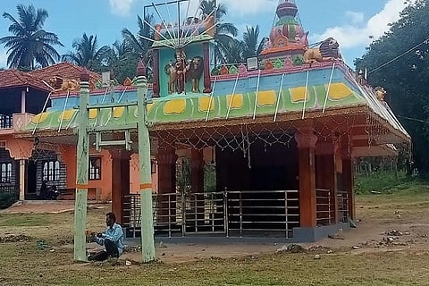 ವಾರ್ಷಿಕ ಹಬ್ಬ ಮತ್ತು ಜಾತ್ರೆ ಹಿನ್ನೆಲೆಯಲ್ಲಿ ತೊರೆನೂರು ವಿರಕ್ತ ಮಠದಲ್ಲಿರುವ ಗ್ರಾಮದೇವತೆ ದೊಡ್ಡಮ್ಮ ದೇವಿಯ ದೇವಸ್ಥಾನದಲ್ಲಿ ಸಿದ್ಧತಾ ಕಾರ್ಯ ನಡೆಯುತ್ತಿದೆ.