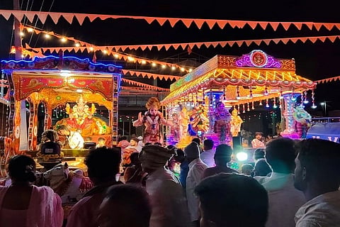 ಕುಶಾಲನಗರ ಸಮೀಪದ ತೊರೆನೂರು ಗ್ರಾಮದಲ್ಲಿ ಶುಕ್ರವಾರ ರಾತ್ರಿ ನಡೆದ ಗ್ರಾಮ ದೇವತೆ ಹಬ್ಬ, ಜಾತ್ರೋತ್ಸವದಲ್ಲಿ ವಿದ್ಯುದ್ದೀಪ ಅಲಂಕೃತ ಉತ್ಸವ ಮಂಟಪಗಳು ಗಮನ ಸೆಳೆದವು.