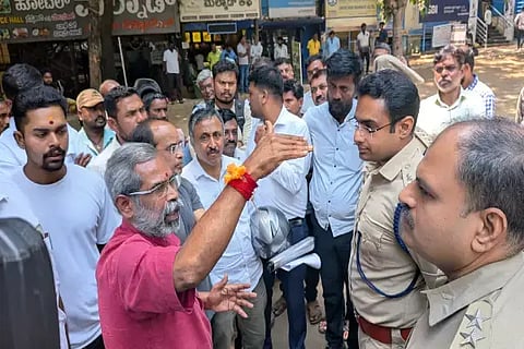  ಬಿ.ನಿಖಿಲ್ ಅವರೊಂದಿಗೆ ಚರ್ಚಿಸಿದ ಹಿಂದುಪರ ಸಂಘಟನೆಯ ಪ್ರಮುಖರು ಬ್ಯಾರಿಕೇಡ್ ಅಳವಡಿಕೆಯನ್ನು ಖಂಡಿಸಿದರು.