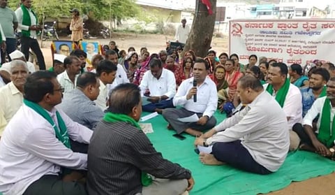 ಬಗರ್‌ಹುಕುಂ ಸಾಗುವಳಿದಾರರಿಗೆ ಗುರುತಿನ ಚೀಟಿ ನೀಡಬೇಕು ಎಂದು ಆಗ್ರಹಿಸಿ ಗಜೇಂದ್ರಗಡ ಪಟ್ಟಣದ ತಹಸೀಲ್ದಾರ್ ಕಚೇರಿ ಎದುರು ಬಗರ್‌ಹುಕುಂ ಸಾಗುವಳಿದಾರರು ಪ್ರತಿಭಟನೆ fightersನಡೆಸಿದರು. 