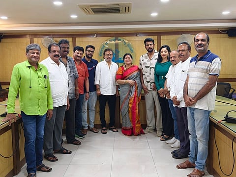 ಫಿಲಂ ಚೇಂಬರ್ ಪದಾಧಿಕಾರಿಗಳ ಜತೆ ಡಾರ್ಲಿಂಗ್ ಕೃಷ್ಣ, ಗುರು ದೇಶಪಾಂಡೆ
