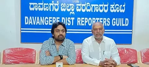 ದಾವಣಗೆರೆ ಸುದ್ದಿಗೋಷ್ಠಿಯಲ್ಲಿ ನಾಯಕನಟ, ಹಿನ್ನೆಲೆಗಾಯಕ ನವೀನ್ ಸಜ್ಜು ಜತೆ ಗುಡ್ಡಪ್ಪ ಇದ್ದರು. 