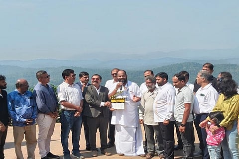 ಕೋವಿ ಮತ್ತು ಕೊಳಲು ಹೆಸರಿನ ನೂತನ ಚಲನಚಿತ್ರಕ್ಕೆ ಮಡಿಕೇರಿ ರಾಜಾಸೀಟ್‌ನಲ್ಲಿ ಜೋತಿಷಿ ಆರ್ಯವರ್ಧನ್ ಗುರೂಜಿ ಮುಹೂರ್ತ ಪೂಜೆ ನೆರವೇರಿಸಿ ಮಾತನಾಡಿದರು. ಹೇಮಂತ್ ಕುಲಾಲ್, ಹೆಚ್.ಟಿ. ಅನಿಲ್, ಚಿನ್ನಸ್ವಾಮಿ, ಅಕ್ಷತಾ ಪಾಂಡವಪುರ ಮತ್ತಿತರರು ಇದ್ದರು.