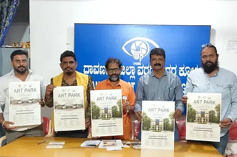ದಾವಣಗೆರೆಯ ದೃಶ್ಯಕಲಾ ಕಾಲೇಜಿನ ಹಿರಿಯ ಬೋಧಕ ದತ್ತಾತ್ರೇಯ ಭಟ್ ಸುದ್ದಿಗೋಷ್ಠಿಯಲ್ಲಿ ಕಲಾವಿದರ ಭೇಟಿ ಕಾರ್ಯಕ್ರಮದ ಭಿತ್ತಿಪತ್ರ ಬಿಡುಗಡೆಗೊಳಿಸಿದರು. ಡಿ.ಎಂ. ಪ್ರದೀಪ್‌ಕುಮಾರ್,  ಹರೀಶ್ ಮಾಳಪ್ಪನವರ್, ಸಂತೋಷ್ ಕುಮಾರ್ ಕುಲಕರ್ಣಿ, ಕೆ.ವಿ.ಪ್ರಮೋದ್ ಇತರರಿದ್ದರು.