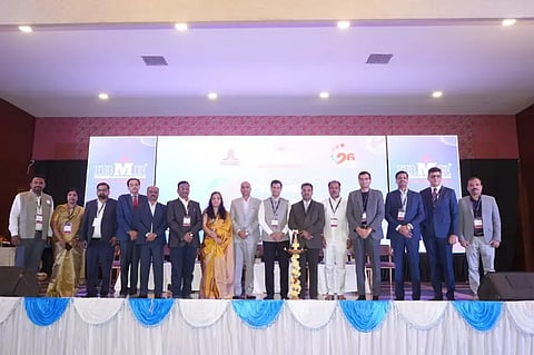 Finnovate ಹುಬ್ಬಳ್ಳಿಯ ಡೆನಿಸನ್ಸ್​ ಹೋಟೆಲ್​ನಲ್ಲಿ ಐಬಿಎಂಆರ್​ ಕಾಲೇಜ್​ ವತಿಯಿಂದ ಶನಿವಾರ ಏರ್ಪಡಿಸಿದ್ದ ಫಿನ್ನೋವೇಟ್​ ಶೃಂಗಸಭೆ ಉದ್ಘಾಟಿಸಲಾಯಿತು. ವಿನಯಚಂದ್ರ ಮಹೇಂದ್ರಕರ್​, ಸುಮಾ ಮಹೇಂದ್ರಕರ, ರವೀಂದ್ರನಾಥ ದಂಡಿನ, ಡಾ. ಎಚ್​.ವಿ. ಬೆಳಗಲಿ, ಪಾಲ್ಗೊಂಡರು.