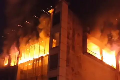 ಹುಬ್ಬಳ್ಳಿ ಮರಾಠಾಗಲ್ಲಿಯ (Fire Incident) ಮಳಿಗೆಗೆ ಬೆಂಕಿ ತಗುಲಿರುವುದು