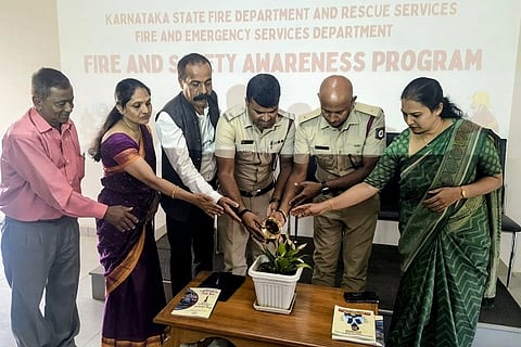 ಅಗ್ನಿಶಾಮಕ ಸೇವಾ ಸಪ್ತಾಹದ ಅಂಗವಾಗಿ ಕುಶಾಲನಗರದ ವಿವೇಕಾನಂದ ವಿದ್ಯಾಸಂಸ್ಥೆಯಲ್ಲಿ ನಡೆದ ವಿಶೇಷ ಕಾರ್ಯಗಾರ ಮತ್ತು ಪ್ರಾತ್ಯಕ್ಷಿಕೆ ಕಾರ್ಯಕ್ರಮವನ್ನು ಅಗ್ನಿಶಾಮಕ ಠಾಣಾಧಿಕಾರಿ ಎನ್.ಎ. ರಂಜಿತ್ ಉದ್ಘಾಟಿಸಿದರು. ಕೆ.ಕೆ. ನಾಗರಾಜ ಶೆಟ್ಟಿ, ಕ್ಲಾರಾ ರೇಷ್ಮಾ, ಟಿ.ಎ. ಲಿಖಿತ, ಲತೇಶ್, ಎಂ.ಎನ್. ಚಂದ್ರಮೋಹನ್ ಇದ್ದರು.