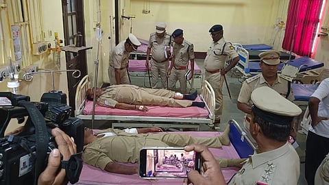 ಹುಬ್ಬಳ್ಳಿಯ ಕೆಎಂಸಿಆರ್‌ಐನಲ್ಲಿ ಚಿಕಿತ್ಸೆ ಪಡೆಯುತ್ತಿರುವ Firing ಗಾಯಾಳು ಪೊಲೀಸರ ಆರೋಗ್ಯವನ್ನು ಪೊಲೀಸ್ ಆಯುಕ್ತ ಎನ್. ಶಶಿಕುಮಾರ ಭಾನುವಾರ ವಿಚಾರಿಸಿದರು.