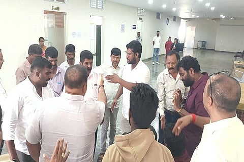 ಮೀನು ಮಾರಾಟಗಾರರನ್ನು ಎತ್ತಂಗಡಿಗೊಳಿಸಿರುವುದಕ್ಕೆ ಸಂಬAಧಿಸಿದAತೆ ಬಿಜೆಪಿ ಮತ್ತು ಕಾಂಗ್ರೆಸ್ ಕಾರ್ಯಕರ್ತರ ಮಧ್ಯೆ ಮಾತಿನ ಚಕಮಕಿ ನಡೆಯಿತು.