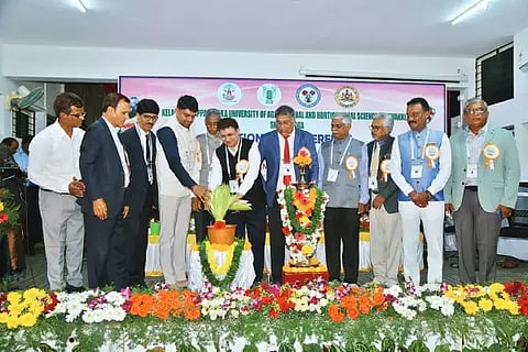 ಶಿವಮೊಗ್ಗದ ಕೃಷಿ ಹಾಗೂ ತೋಟಗಾರಿಕೆ ವಿವಿಯಲ್ಲಿ ಪುಷ್ಪ ಕೃಷಿ ಮತ್ತು ಭೂ ದೃಶ್ಯ ತೋಟಗಾರಿಕೆ-2047 ವಿಕಸಿತ ಭಾರತ ವಿಷಯ ಕುರಿತ ರಾಷ್ಟ್ರೀಯ ಸಮ್ಮೇಳನವನ್ನು ಡಾ. ಸುರೇಶ್‌ಕುಮಾರ್ ಮಲ್ಹೋತ್ರಾ ಉದ್ಘಾಟಿಸಿದರು. ಡಾ. ಆರ್.ಸಿ.ಜಗದೀಶ್, ಎಚ್.ಎಸ್.ಶಶಾಂಕ್, ಎಚ್.ಡಿ.ದೇವಿಕುಮಾರ್ ಇತರರಿದ್ದರು.