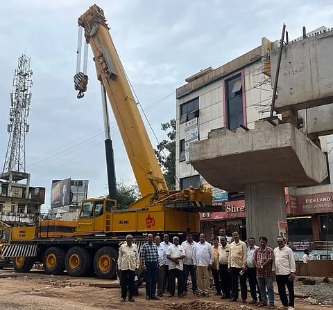 fly over ಹುಬ್ಬಳ್ಳಿಯಲ್ಲಿ ನಡೆದಿರುವ ಫ್ಲೈಓವರ್​ ಕಾಮಗಾರಿಯನ್ನು ಗಣೇಶೋತ್ಸವ ಸಮಿತಿಗಳ ಮಹಾಮಂಡಳದ ಸದಸ್ಯರು ವೀಕ್ಷಿಸಿದರು. ಮೋಹನ ಲಿಂಬಿಕಾಯಿ, ಅಮರೇಶ ಹಿಪ್ಪರಗಿ, ಶಾಂತರಾಜ ಪೋಳ, ಎಸ್​.ಎಸ್​. ಕಮಡೊಳ್ಳಿಶೆಟ್ಟರ, ಜಿ.ಎಸ್​. ಪಲ್ಲೆ ಇತರರು ಇದ್ದರು.