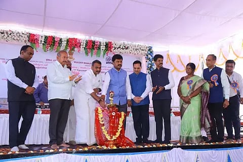  ಶಿವಮೊಗ್ಗದ ವಿದ್ಯಾನಗರದಲ್ಲಿರುವ ಭದ್ರಾವತಿ ಆಕಾಶವಾಣಿ ಎಫ್‌ಎಂಗೆ ಅಳವಡಿಸಲಾದ 10 ಕಿಲೋ ವಾಟ್ ಸಾಮರ್ಥ್ಯದ ಟ್ರಾನ್ಸ್‌ಮೀಟರನ್ನು ಲೋಕಾರ್ಪಣೆ ಕಾರ್ಯಕ್ರಮವನ್ನು ಕೇಂದ್ರ ಸಚಿವ ಡಾ.ಎಲ್.ಮುರುಗನ್ ಉದ್ಘಾಟಿಸಿದರು. ಬಿ.ವೈ.ರಾಘವೇಂದ್ರ, ಎಸ್.ಎನ್.ಚನ್ನಬಸಪ್ಪ, ಪ್ರಭುಲಿಂಗ ಕವಳಿಕಟ್ಟಿ, ಬಿ.ಗೋಪಿನಾಥ್, ರಾಜೇಂದ್ರ ಕುಮಾರ್ ಜೈನ್, ಗೀತಾ ರಾಣಿ, ಕೆ.ಜಿ.ಕುಮಾರಸ್ವಾಮಿ ಇದ್ದರು.