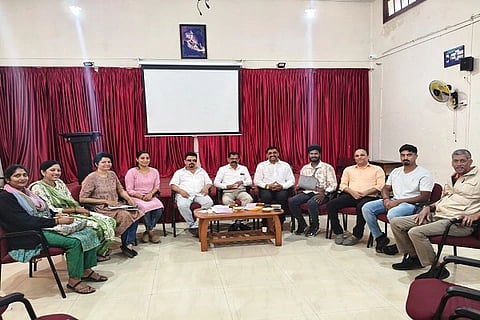 ಫೀಲ್ಡ್ ಮಾರ್ಷಲ್ ಕೆ.ಎಂ.ಕಾರ್ಯಪ್ಪ ಕಾಲೇಜು ಹಳೇ ವಿದ್ಯಾರ್ಥಿಗಳ ಸಂಘದ ಸಭೆ ಕಾಲೇಜ್‌ನ ಸೆಮಿನಾರ್ ಹಾಲ್‌ನಲ್ಲಿ ನಡೆಯಿತು. ಬೊಳ್ಳಜಿರ ಬಿ.ಅಯ್ಯಪ್ಪ, ರಾಘವ.ಬಿ, ಬೊಟ್ಟಂಗಡ ಗಣಪತಿ ಇತರರಿದ್ದರು.