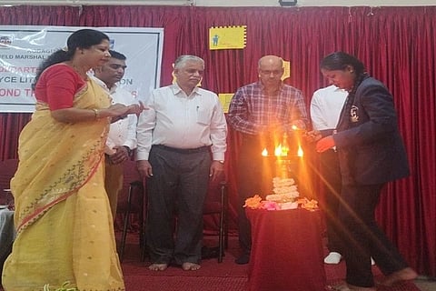 ಫೀಲ್ಡ್ ಮಾರ್ಷಲ್ ಕೆ.ಎಂ. ಕಾರ್ಯಪ್ಪ ಕಾಲೇಜಲ್ಲಿ ಏರ್ಪಡಿಸಲಾಗಿರುವ ಕೌಶಲ್ಯ ತರಬೇತಿ ಕಾರ್ಯಗಾರಕ್ಕೆ ಗಣ್ಯರು ಚಾಲನೆ ನೀಡಿದರು. ಪ್ರೊ. ಜೋಸ್ಲಿ ಟಿ ಲೋಬೊ, ಬೊಳ್ಳಜಿರ ಬಿ. ಅಯ್ಯಪ್ಪ, ಪೋ. ತಿಪ್ಪೆಸ್ವಾಮಿ,ನಯನ ಕಶ್ಯಪ್ ಇದ್ದರು.