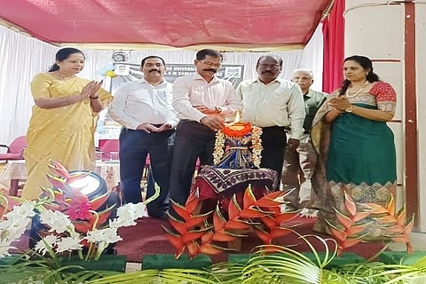 ಫೀ.ಮಾ.ಕೆ.ಎಂ.ಕಾರ್ಯಪ್ಪ ಕಾಲೇಜು ವತಿಯಿಂದ ಕಾಲೇಜಿನಲ್ಲಿ ನಡೆದ ಪ್ರತಿಭಾನ್ವೇಷಣೆ ಕಲೆಯ ಹಬ್ಬ ಕಲಾ ವೈಭವ ಕಾರ್ಯಕ್ರಮವನ್ನು ಫೀಲ್ಡ್ ಮಾರ್ಷಲ್ ಕಾರ್ಯಪ್ಪ ಕಾಲೇಜು ಪ್ರಾಂಶುಪಾಲ ಮೇಜರ್ ಪ್ರೊ. ಬಿ. ರಾಘವ ಉದ್ಘಾಟಿಸಿದರು. ಡಾ. ಶ್ರೀಧರ್ ಹೆಗಡೆ, ಪ್ರೊ. ಕೃಷ್ಣ, ಡಾ.ನಯನ ಕಶ್ಯಪ್, ಪ್ರೊ. ತಿಪ್ಪೇಸ್ವಾಮಿ, ಡಾ. ಎ.ಎನ್. ಗಾಯತ್ರಿ ಮತ್ತಿತರರು ಇದ್ದರು.