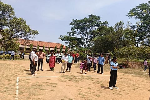 ಫೀ.ಮಾ.ಕೆ.ಎಂ.ಕಾರ್ಯಪ್ಪ ಕಾಲೇಜಿನಲ್ಲಿ ನಡೆದ ಕೊಡಗು ವಿಶ್ವವಿದ್ಯಾನಿಲಯ ಮಟ್ಟದ ಅಂತರ ಕಾಲೇಜು ಮಹಿಳೆಯರ ಥ್ರೋಬಾಲ್ ಪಂದ್ಯಾಟವನ್ನು ಶ್ರೀ ರಾಜರಾಜೇಶ್ವರಿ ವಿದ್ಯಾಸಂಸ್ಥೆಯ ನಿರ್ದೇಶಕ ಎಚ್.ಎಸ್. ದೇವರಾಜ್ ಉದ್ಘಾಟಿಸಿದರು.  ಪ್ರೊ. ಮೇಜರ್ ರಾಘವ ಬಿ., ಎಸ್.ಎನ್. ಸುನಿಲ್, ಡಾ. ಬಿ.ಹೆಚ್. ತಳವಾರ್, ಪಿ.ಸಿ. ರಮೇಶ್ ಇದ್ದರು.