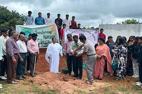 ಫೀಲ್ಡ್ ಮಾರ್ಷಲ್ ಕೆ.ಎಂ. ಕಾರ್ಯಪ್ಪ ಕಾಲೇಜು ಮತ್ತು ಮಡಿಕೇರಿ ಬ್ರಹ್ಮಕುಮಾರಿ ಶಾಖೆ ಸಹಯೋಗದಲ್ಲಿ ಫೀಲ್ಡ್ ಮಾರ್ಷಲ್ ಕೆ.ಎಂ. ಕಾರ್ಯಪ್ಪ ಕಾಲೇಜಿನಲ್ಲಿ ವಿಶ್ವ ಪರಿಸರ ದಿನ ಆಚರಿಸಲಾಯಿತು. ಬಿ.ಕೆ. ಧನಲಕ್ಷಿö್ಮÃ, ಮೇಜರ್ ಪ್ರೊ.ಬಿ. ರಾಘವ, ಸುರೇಶ್ ಕಾರಂತ್, ರೇವತಿ ಮತ್ತಿತರರು ಇದ್ದರು