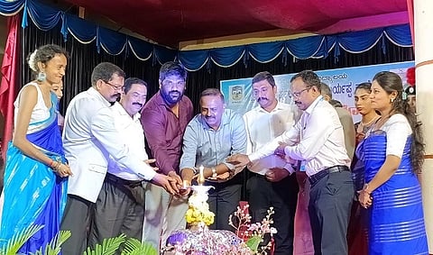 ಫೀಲ್ಡ್ ಮಾರ್ಷಲ್ ಕಾರ್ಯಪ್ಪ ಕಾಲೇಜಿನ ವಾರ್ಷಿಕೋತ್ಸವ, ಕ್ರೀಡೆ ಮತ್ತು ಪ್ರತಿಭೋತ್ಸವ ಕಾರ್ಯಕ್ರಮವನ್ನು ಗಣ್ಯರು ಉದ್ಘಾಟಿಸಿದರು. ಪ್ರೋ.ಬಿ.ರಾಘವ, ಜಿ.ವಿ.ರವಿಕುಮಾರ್, ಬೊಳ್ಳಜ್ಜಿರ ಅಯ್ಯಪ್ಪ, ಹೆಚ್.ಜೆ.ರಾಕೇಶ್ ಇತರರಿದ್ದರು.