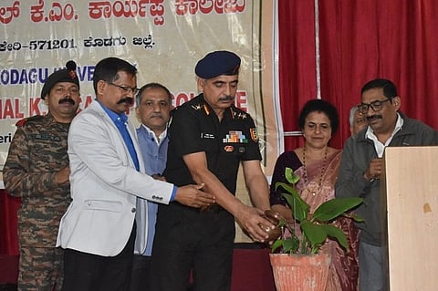  ನಗರದ ಫೀ.ಮಾ.ಕೆ.ಎಂ.ಕಾರ್ಯಪ್ಪ ಕಾಲೇಜ್‌ನಲ್ಲಿ ನಡೆದ ೨೦೨೬-೨೭ನೇ ಸಾಲಿನ ಪ್ರಥಮ ವರ್ಷದ ಪದವಿ ವಿದ್ಯಾರ್ಥಿಗಳ ಓರಿಯೆಂಟೇಷನ್ ಕಾರ್ಯಕ್ರಮವನ್ನು ಸಂಜೀವ್ ಕುಮಾರ್ ಉದ್ಘಾಟಿಸಿದರು. ಪ್ರೊ.ಮೇಜರ್ ರಾಘವ.ಬಿ, ಡಾ.ಶ್ರೀಧರ್ ಹೆಗಡೆ ಇತರರಿದ್ದರು.