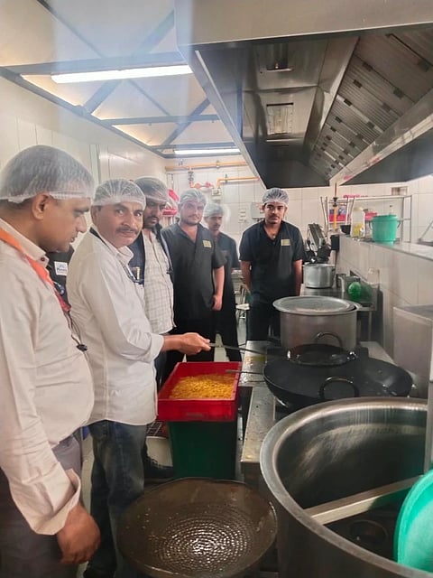 ಸಿಹಿ ಖಾದ್ಯ ತಯಾರಿಕಾ ಘಟಕಗಳ ಮೇಲೆ ಆಹಾರ ಸುರಕ್ಷತೆ ಅಧಿಕಾರಿಗಳಿಂದ ದಾಳಿ 