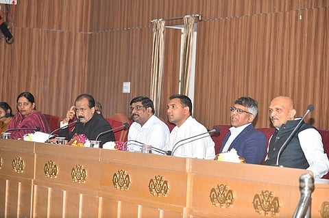  ರಾಜ್ಯ ಆಹಾರ ಆಯೋಗದ ಅಧ್ಯಕ್ಷ ಡಾ.ಎಚ್. ಕೃಷ್ಣ ನೇತೃತ್ವದಲ್ಲಿ ನಗರದ ಜಿಲ್ಲಾ ಪಂಚಾಯಿತಿ ಸಭಾಂಗಣದಲ್ಲಿ ಸಂಬAಧಪಟ್ಟ ಇಲಾಖೆ ಅಧಿಕಾರಿಗಳ ಜತೆ ಕಾರ್ಯಾಗಾರ ನಡೆಯಿತು. ಎಸ್.ಜೆ. ಸೋಮಶೇಖರ್, ಸದಸ್ಯರಾದ ಸುಮಂತ್ ರಾವ್, ವಿಜಯಲಕ್ಷ್ಮಿ, ರೋಹಿಣಿ ಪ್ರಿಯ, ಲಿಂಗರಾಜು ಕೋಟೆ ಇದ್ದರು.