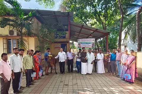 ಹಿರೇಕೆರೂರಿನ ಪಶು ಆಸ್ಪತ್ರೆಯ ಆವರಣದಲ್ಲಿ ಹಿರೇಕೆರೂರ, ರಟ್ಟಿಹಳ್ಳಿ ತಾಲೂಕಿನಲ್ಲಿ ಜಾನುವಾರುಗಳಿಗೆ 8ನೇ ಸುತ್ತಿನ ಕಾಲುಬಾಯಿ ರೋಗ (foot mouth disease) ಲಸಿಕೆ ಹಾಕುವ ಕಾರ್ಯಕ್ಕೆ ಶಾಸಕ ಯು.ಬಿ. ಬಣಕಾರ ಚಾಲನೆ ನೀಡಿದರು. 