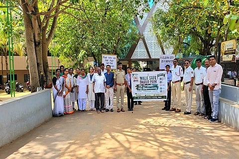 foot path ಹುಬ್ಬಳ್ಳಿಯ ಸೇಂಟ್ ಆಂಥೋನಿ ಶಾಲೆಯ ವಿದ್ಯಾರ್ಥಿಗಳು ಪಾದಚಾರಿಗಳ ಸುರಕ್ಷತೆ ಹಾಗೂ ಫುಟ್‌ಪಾತ್‌ಗಳ ಜವಾಬ್ದಾರಿಯುತ ಬಳಕೆ ಕುರಿತು ಸೋಮವಾರ ಜಾಗೃತಿ ಜಾಥಾ ನಡೆಸಿದರು.
