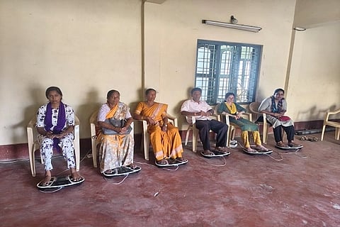ಫುಟ್ ಪಲ್ಸ್ ಥೆರಪಿ ಉಚಿತಾ ಚಿಕಿತ್ಸಾ ಶಿಬಿರದಲ್ಲಿ ಪಾಲ್ಗೊಂಡಿರುವ ಶಿಬಿರಾರ್ಥಿಗಳು