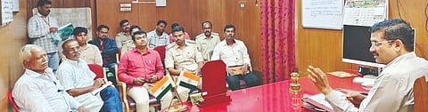 footpath encroachment ಹಾನಗಲ್ಲ ತಹಸೀಲ್ದಾರ್ ಕಚೇರಿಯಲ್ಲಿ ಆಯೋಜಿಸಿದ್ದ ಅಧಿಕಾರಿಗಳು, ಟೆಂಪೋ, ರಿಕ್ಷಾ ಸಂಘಗಳ ಪದಾಧಿಕಾರಿಗಳ ಸಭೆಯಲ್ಲಿ ತಹಸೀಲ್ದಾರ್ ವಿಠ್ಠಲ ಚೌಗುಲಾ ಮಾತನಾಡಿದರು. 