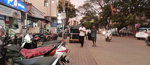 footpath ಹುಬ್ಬಳ್ಳಿಯ ನವನಗರ ಮುಖ್ಯರಸ್ತೆಯಲ್ಲಿ ಫುಟ್ ಪಾತ್ ಮೇಲೆ ಪಾರ್ಕಿಂಗ್​ ಮಾಡಿರುವುದು.