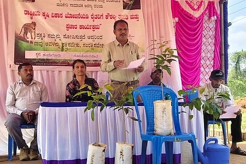 ಹುದಗೂರು ಅರಣ್ಯ ಸಸ್ಯಕ್ಷೇತ್ರದಲ್ಲಿ ಸಾಮಾಜಿಕ ಅರಣ್ಯ ಇಲಾಖೆಯ ವತಿಯಿಂದ ರೈತರಿಗೆ ಏರ್ಪಡಿಸಿದ್ದ ಕೌಶಲ್ಯ ತರಬೇತಿಯಲ್ಲಿ ರಾಜ್ಯ ಪ್ರಶಸ್ತಿ ಪುರಸ್ಕೃತ ಟಿ.ಜಿ. ಪ್ರೇಮಕುಮಾರ್ ಮಾತನಾಡಿದರು, ಎಂ. ಗಣೇಶ್, ಮಂಜುಳ, ಗಣೇಶ್, ರವಿ ಇದ್ದರು.