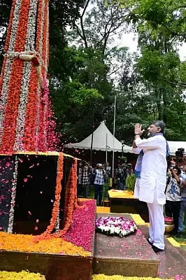 ಅರಣ್ಯ ಹುತಾತ್ಮರಿಗೆ ಪುಷ್ಪನಮನ ಸಮರ್ಪಿಸಿದ ಸಿಎಂ ಡಿ.ಕೆ.ಶಿವಕುಮಾರ್​.