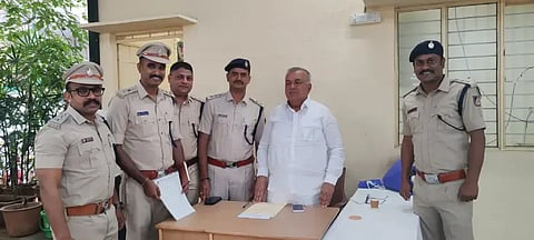 ರಾಜ್ಯ ವಲಯ ಅರಣ್ಯ ಅಧಿಕಾರಿಗಳ ಸಂಘದ ಸದಸ್ಯರು ಬುಧವಾರ ಅರಣ್ಯ ಸಚಿವ ರಾಮಲಿಂಗಾ ರೆಡ್ಡಿ ಅವರಿಗೆ ಮನವಿ ಸಲ್ಲಿಸಿದರು. 