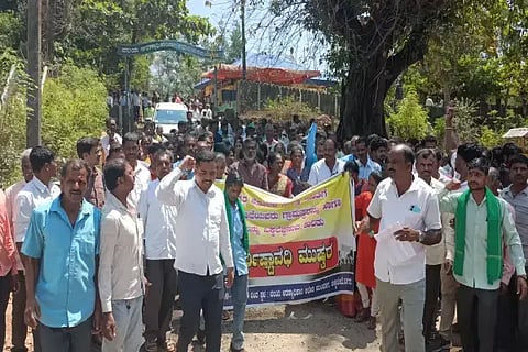 ಮೀಸಲು ಅರಣ್ಯ ವ್ಯಾಪ್ತಿಯಿಂದ ಜನವಸತಿ ಪ್ರದೇಶವನ್ನು ಕೈಬಿಡಬೇಕು ಎಂದು ಒತ್ತಾಯಿಸಿ ನಗರ ಅರಣ್ಯ ಇಲಾಖೆ ಕಚೇರಿಯಿಂದ ನಾಡಕಚೇರಿವರೆಗೆ ಮೆರವಣಿಗೆ ನಡೆಸಲಾಯಿತು.  ಸುರೇಶ ಸ್ವಾಮಿರಾವ್, ಸತೀಶ ಪಟೇಲ್, ಕರುಣಾಕರ ಶೆಟ್ಟಿ, ನಿತಿನ್, ಸುರೇಶ್ ಇತರರಿದ್ದರು.