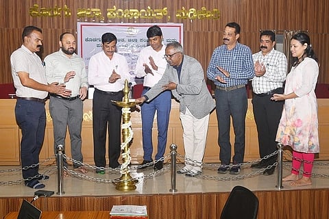 ಅನುಸೂಚಿತ ಬುಡಕಟ್ಟುಗಳ ಮತ್ತು ಇತರೆ ಪಾರಂಪರಿಕ ಅರಣ್ಯ ವಾಸಿಗಳಿಗೆ ಅರಣ್ಯ ಹಕ್ಕು ಕಾಯ್ದೆಯನ್ನು ಸಮರ್ಪಕವಾಗಿ ತಲುಪಿಸುವ ಬಗ್ಗೆ ನಡೆದ ಕಾರ್ಯಾಗಾರವನ್ನು ಕೇಂದ್ರ ಬುಡಕಟ್ಟು ಮಂತ್ರಾಲಯದ ಅಧಿಕಾರಿ ಗಿರಿಧರ್ ಉದ್ಘಾಟಿಸಿದರು. ನೆಹರು, ಸೆಂಥಿಲ್ ಕುಮಾರ್, ಗೋಪಾಲ್, ಎಸ್.ಹೊನ್ನೆಗೌಡ, ಶೇಖರ್, ಅಪ್ಪಣ್ಣ ಮತ್ತಿತರರು ಇದ್ದರು.