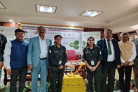15ಎಂಡಿಕೆ05: ಪೊನ್ನಂಪೇಟೆ ಅರಣ್ಯ ಮಹಾವಿದ್ಯಾಲಯದಲ್ಲಿ ನಡೆದ ಅರಣ್ಯ ಭೂಮಿಯ ಭೌಗೋಳಿಕ ಮರು ವಿನ್ಯಾಸ, ಅದರ ಸಂರಕ್ಷಣೆಯಲ್ಲಿನ ಸವಾಲು, ಕಾರ್ಯನಿರ್ವಹಣೆ ಹಾಗೂ ಯಶೋಗಾಥೆ ಕುರಿತ ಅಂತಾರಾಷ್ಟಿçÃಯ ವಿಚಾರ ಸಂಕಿರಣದ ಉದ್ಘಾಟನಾ ಕಾರ್ಯಕ್ರಮದಲ್ಲಿ ಆರ್.ಸಿ. ಜಗದೀಶ, ಪ್ರೊ. ದೇವಗಿರಿ, ಪ್ರೊ. ಸಿ.ಜಿ. ಕುಶಾಲಪ್ಪ ಮತ್ತಿತರರು ಇದ್ದರು.