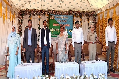 ಅರಣ್ಯ ಭವನದ ಆವರಣದಲ್ಲಿ ಶುಕ್ರವಾರ ನಡೆದ ರಾಷ್ಟಿçÃಯ ಅರಣ್ಯ ಹುತಾತ್ಮರ ದಿನಾಚರಣೆ ಸಂದರ್ಭ ಹುತಾತ್ಮ ಅರಣ್ಯ ಸಿಬ್ಬಂದಿಗೆ ಮೌನಾಚರಣೆ ಮೂಲಕ ಗೌರವ ನಮನ ಸಲ್ಲಿಸಲಾಯಿತು.