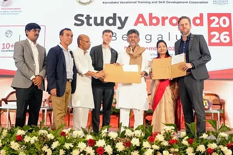 ಬೆಂಗಳೂರಿನಲ್ಲಿ ಕೌಶಲ್ಯಾಭಿವೃದ್ಧಿ ಇಲಾಖೆ ಮತ್ತು ಕರ್ನಾಟಕ ವೃತ್ತಿ ತರಬೇತಿ ಮತ್ತು ಕೌಶಲ್ಯ ಅಭಿವೃದ್ಧಿ ನಿಗಮ ಹಮ್ಮಿಕೊಂಡಿದ್ದ "ವಿದೇಶದಲ್ಲಿ ಅಧ್ಯಯನ-2026' ಕಾರ್ಯಕ್ರಮದಲ್ಲಿ ಕ್ವೀನ್ಸ್ ಲ್ಯಾಂಡ್ ವಿವಿ ಜತೆಗೆ ಒಡಂಬಡಿಕೆ ಮಾಡಿಕೊಳ್ಳಲಾಯಿತು. ಸಚಿವ ಡಾ. ಶರಣಪ್ರಕಾಶ್​ ಪಾಟೀಲ್​, ನಿಗಮದ ಅಧ್ಯಕ್ಷೆ ಶಿವಕಾಂತಮ್ಮ ನಾಯಕ್​, ಸುಬೋಧ್​ ಯಾವದ್​ ಇದ್ದರು. 