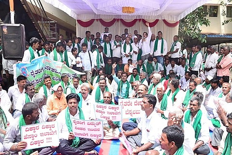  ನಿರಂತರ ವಿದ್ಯುತ್ ಪೂರೈಸಲು ಆಗ್ರಹಿಸಿ farmer protestವಿವಿಧ ಗ್ರಾಮಗಳ ರೈತರು, ಹುಬ್ಬಳ್ಳಿಯ ತಬೀಬ್‌ಲ್ಯಾಂಡ್‌ನ ಹೆಸ್ಕಾಂ ಕಚೇರಿ ಆವರಣದಲ್ಲಿ ಮಂಗಳವಾರ ಪ್ರತಿಭಟನೆ ನಡೆಸಿದರು.  