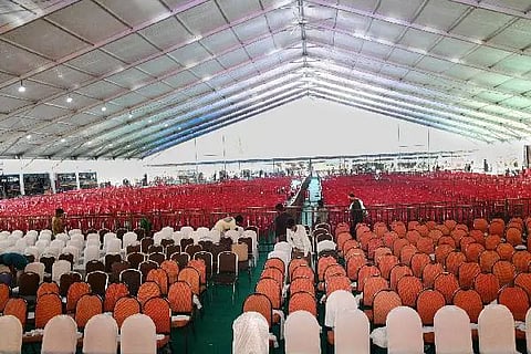 ದಾವಣಗೆರೆಯ ಕಲ್ಲೇಶ್ವರ ರೈಸ್ ಮಿಲ್ ಆವರಣದಲ್ಲಿ ಡಾ. ಶಾಮನೂರು ಶಿವಶಂಕರಪ್ಪ ಅವರ ನುಡಿನಮನ ಕಾರ್ಯಕ್ರಮಕ್ಕೆ ಹಾಕಿರುವ ಪೆಂಡಾಲ್ ಹಾಗೂ ಆಸನಗಳ ವ್ಯವಸ್ಥೆ.