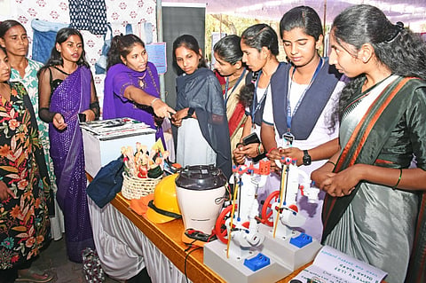 ನಜರ್‌ಬಾದ್‌ನಲ್ಲಿರುವ ವಸಂತ್ ಮಹಲ್‌ನಲ್ಲಿ ಗುರುವಾರ ಆಯೋಜಿಸಿದ್ದ ಕೆರಿಯರ್ ಮೇಳವನ್ನು ಶಾಲಾ ಶಿಕ್ಷಣ ಇಲಾಖೆ ಉಪ ನಿರ್ದೇಶಕ ಡಿ.ಉದಯಕುಮಾರ್ ಉದ್ಘಾಟಿಸಿದರು. ಅಮಿತ್, ಅರವಿಂದ್, ನಾಗಮ್ಮ, ಕೆ.ಎಚ್.ಚಂದ್ರಶೇಖರ್ ಇತರರಿದ್ದರು.
