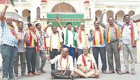 ತೆರಿಗೆ ದರ ಏರಿಕೆ ಮಾಡಿರುವುದನ್ನು ಖಂಡಿಸಿ ಮೈಸೂರು ಕನ್ನಡ ವೇದಿಕೆಯಿಂದ ನಗರಪಾಲಿಕೆ ಕಚೇರಿ ಮುಂದೆ ಪ್ರತಿಭಟನೆ ನಡೆಯಿತು. ಬಾಲಕೃಷ್ಣ, ನಾಲಾ ಬೀದಿ ರವಿ, ಬೋಗಾದಿ ಸಿದ್ದೇಗೌಡ, ಪ್ಯಾಲೇಸ್ ಬಾಬು, ಚಾಮರಾಜು ಮಂಡಕಳ್ಳಿ, ಹರೀಶ್ ಇತರರು ಇದ್ದರು.