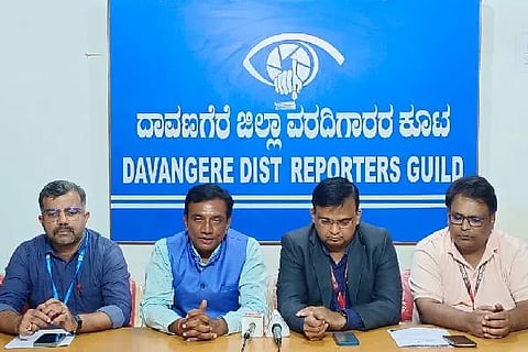 ದಾವಣಗೆರೆಯಲ್ಲಿ ಬುಧವಾರ ಸುದ್ದಿಗೋಷ್ಠಿಯಲ್ಲಿ ಜಿಎಂ ವಿವಿ ಸಂಶೋಧನಾ ಮತ್ತು ನಾವೀನ್ಯತೆ ಡೀನ್  ಡಾ. ಕೆ.ಎನ್. ಭರತ್ ಮಾತನಾಡಿದರು. ಕೀರ್ತಿ ಪ್ರಸಾದ್, ಡಾ. ಪ್ರಕಾಶ್ ಕೆ.ಕೆ, ಡಾ. ಶ್ವೇತಾ ಎಚ್.ಎಸ್, ಡಾ. ಟಿ.ಎಂ. ವೀರಗಂಗಾಧರ್ ಸ್ವಾಮಿ ಇದ್ದರು.